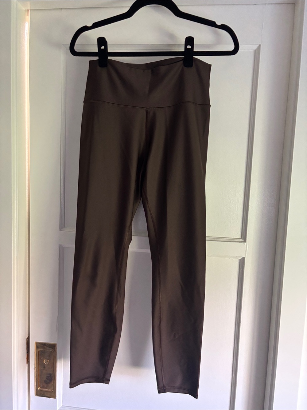ALO Yoga 7/8 High-Waist Airlift Legging in espresso - Picture 3 of 5
